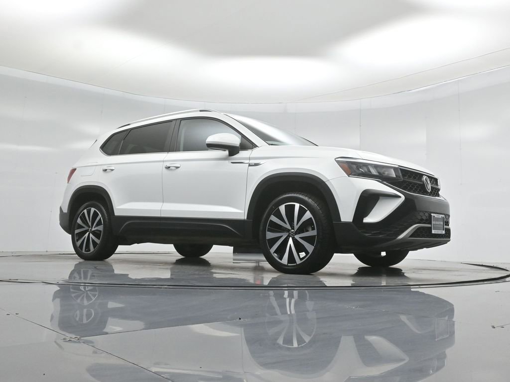 Used 2022 Volkswagen Taos SE FWD image 2