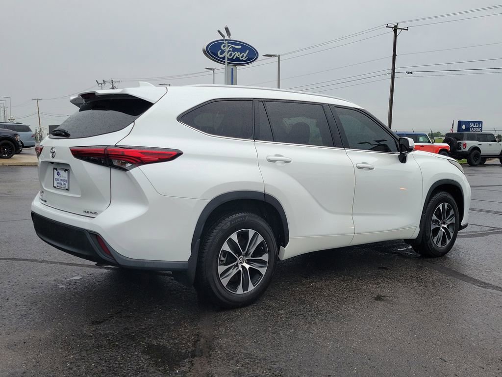 Used 2022 Toyota Highlander XLE AWD/4WD image 7