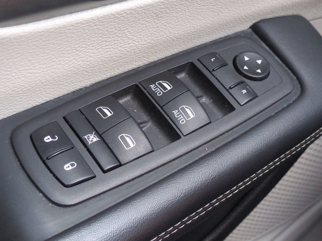 Used 2023 Chrysler Pacifica Touring-L FWD image 27