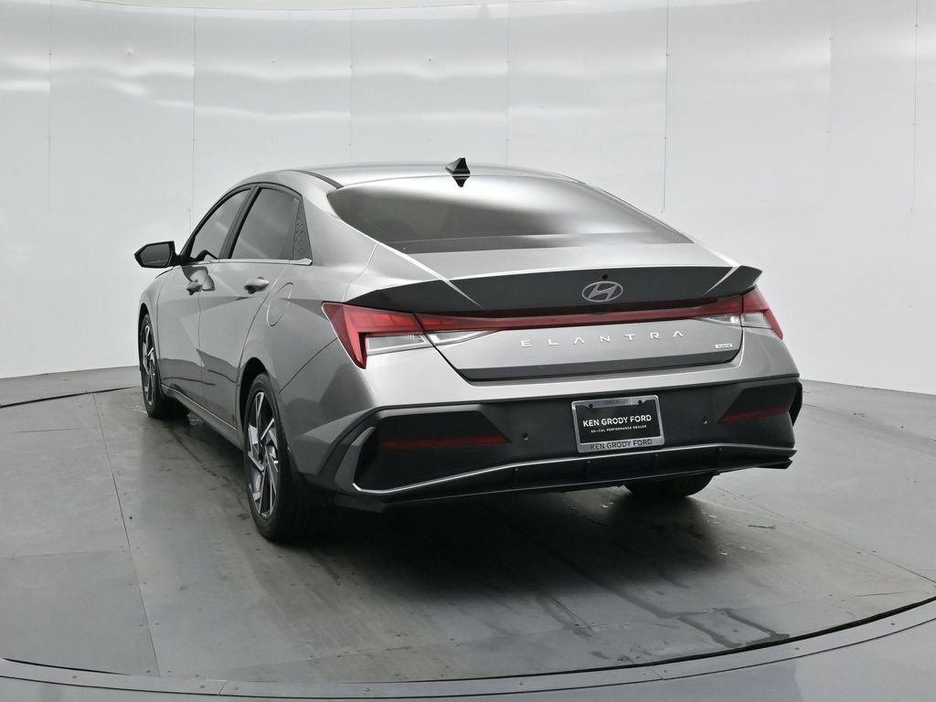 Used 2024 Hyundai Elantra Limited image 17