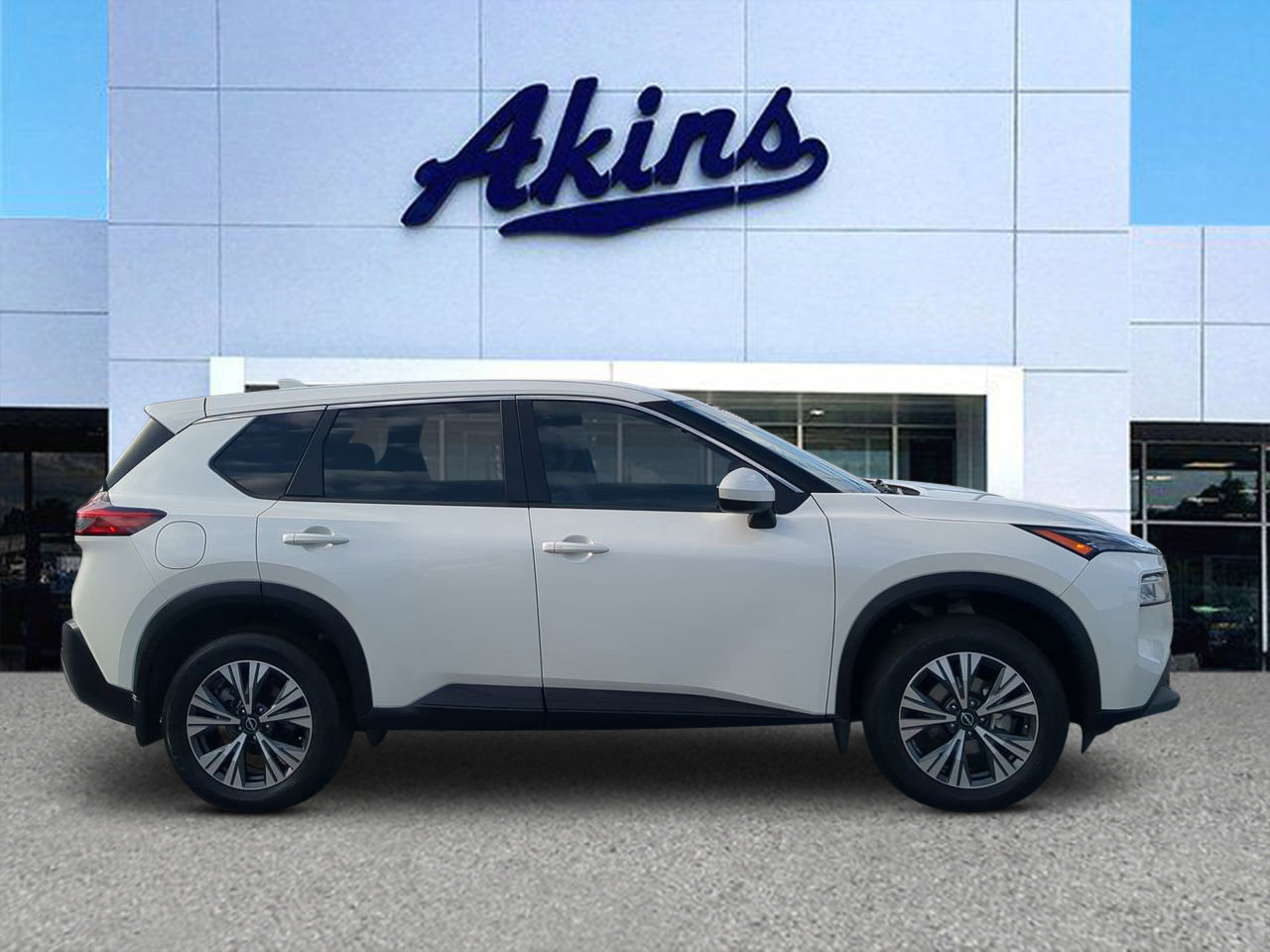 Used 2023 Nissan Rogue SV image 1