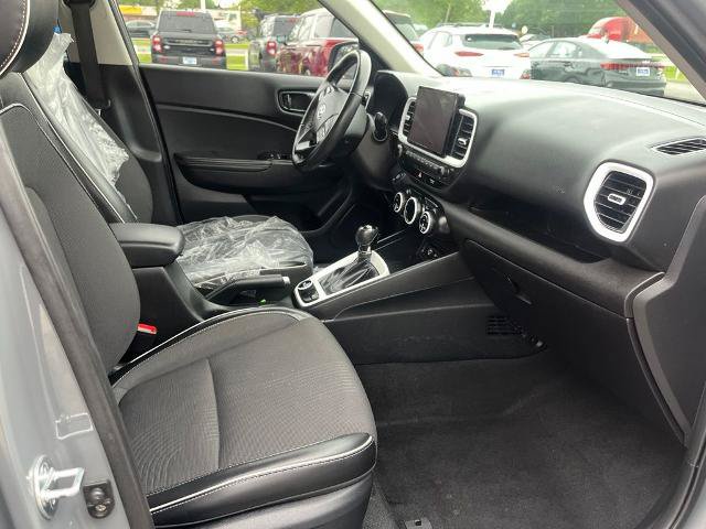 Used 2023 Hyundai Venue Limited FWD image 11