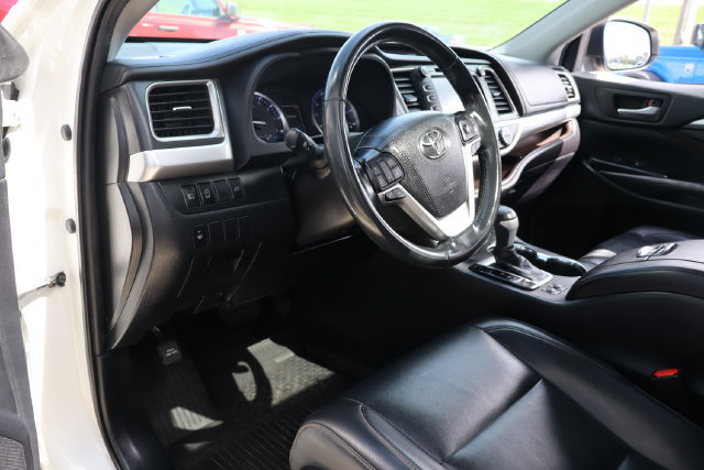 Used 2019 Toyota Highlander XLE AWD/4WD image 17