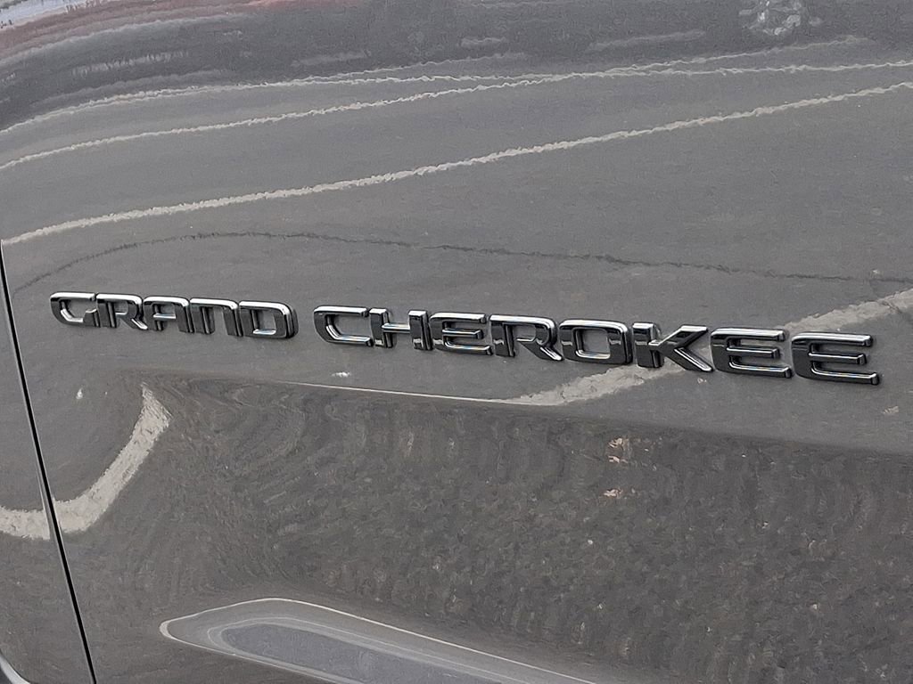 Used 2025 Jeep Grand Cherokee Altitude AWD/4WD image 30