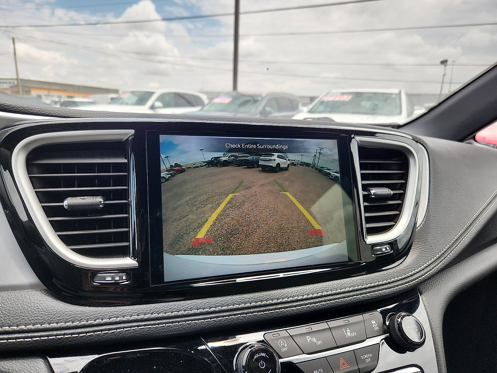 Used 2024 Chrysler Pacifica Touring FWD image 11