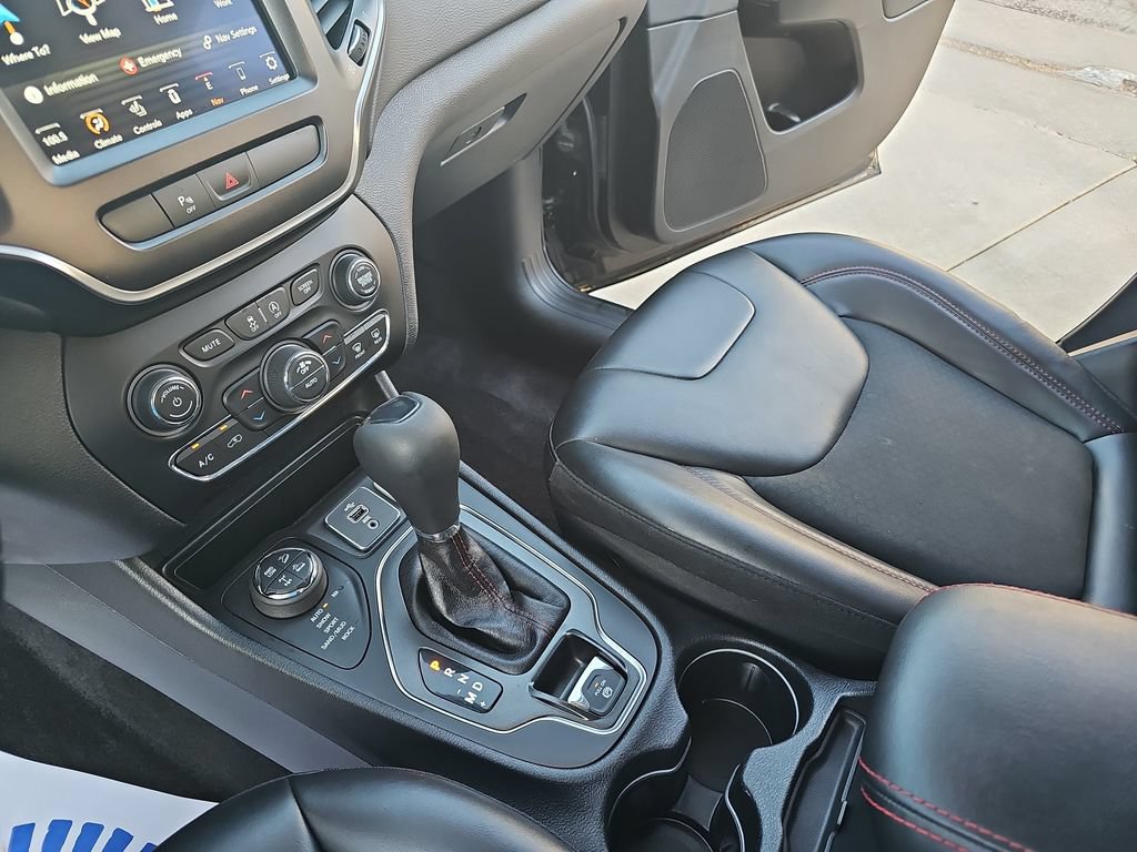 Used 2019 Jeep Cherokee Trailhawk w/ Comfort/Convenience Group AWD/4WD image 23