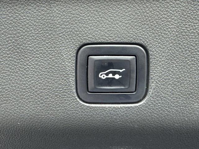 Used 2022 GMC Yukon XL Denali w/ Denali Ultimate Package image 16