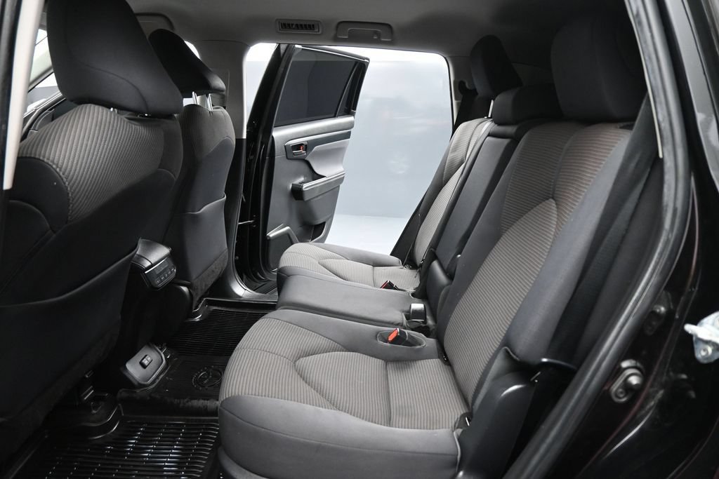 Used 2023 Toyota Highlander LE AWD/4WD image 18
