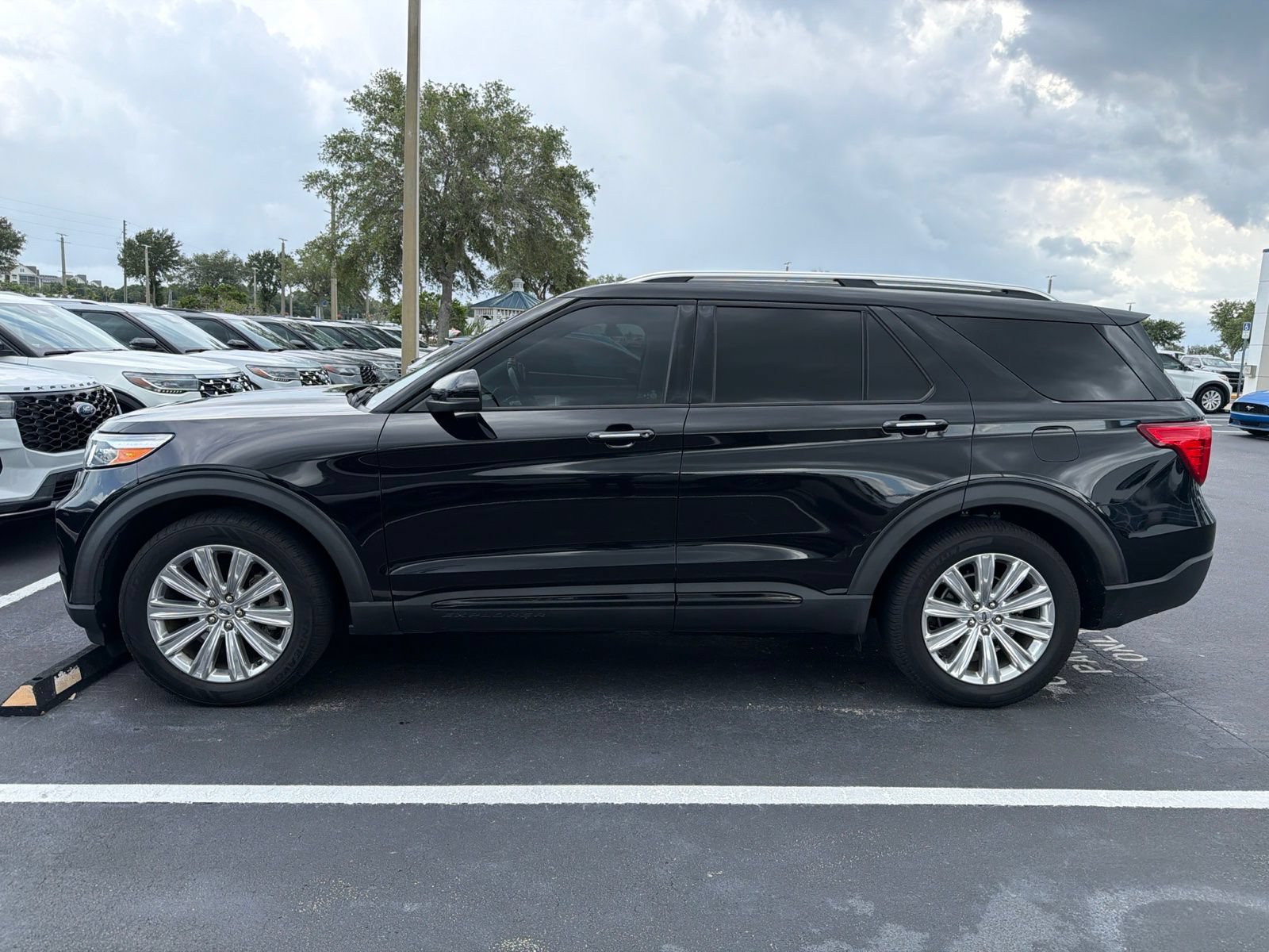 Certified 2021 Ford Explorer Limited w/ Equipment Group 301A RWD image 5