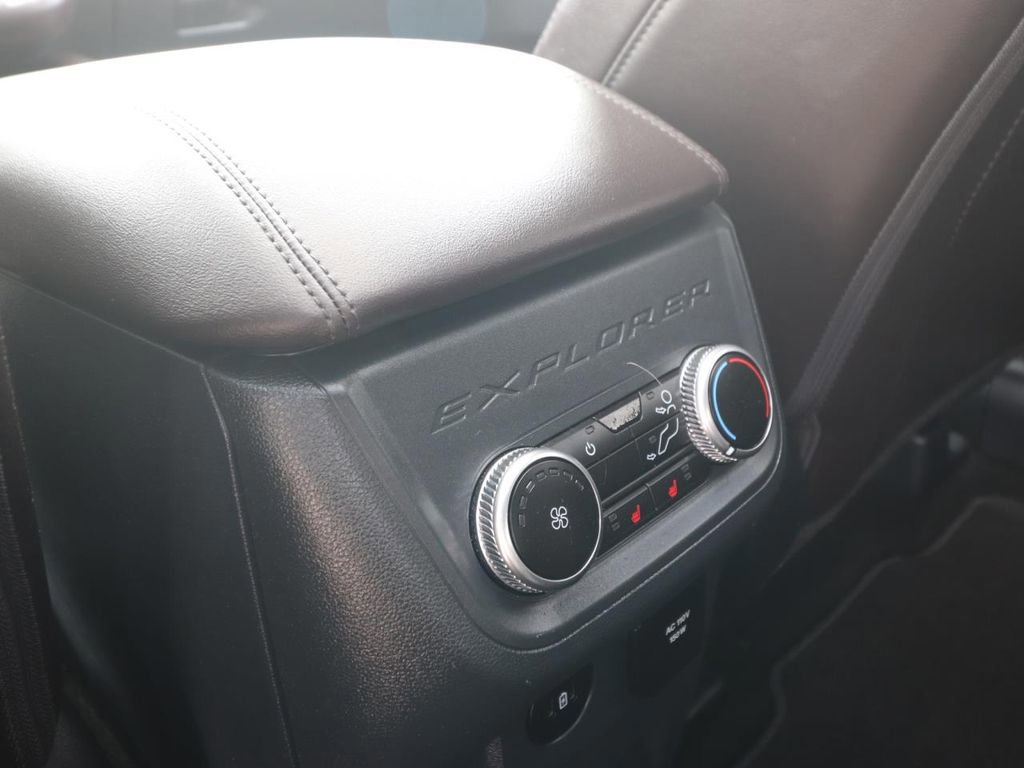 Certified 2025 Ford Explorer Platinum image 22