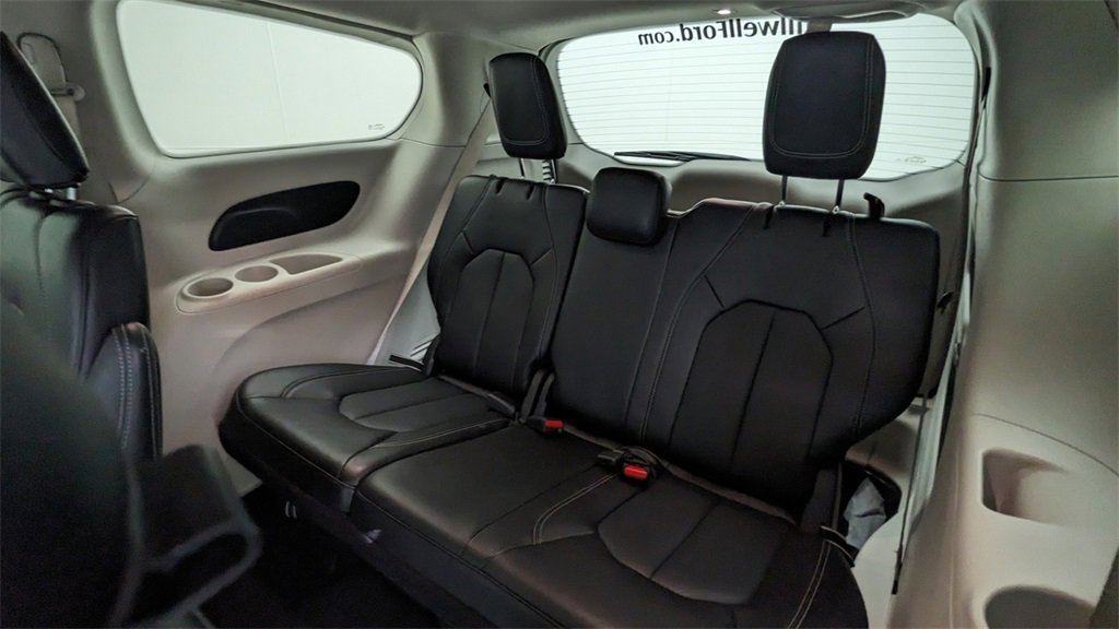 Used 2024 Chrysler Pacifica Touring-L image 34
