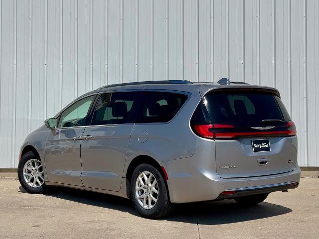 Used 2021 Chrysler Pacifica Touring-L FWD image 4