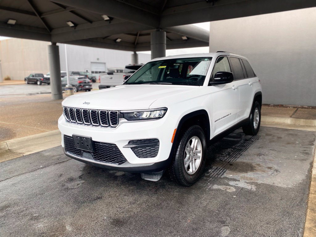 Used 2023 Jeep Grand Cherokee Laredo RWD image 3