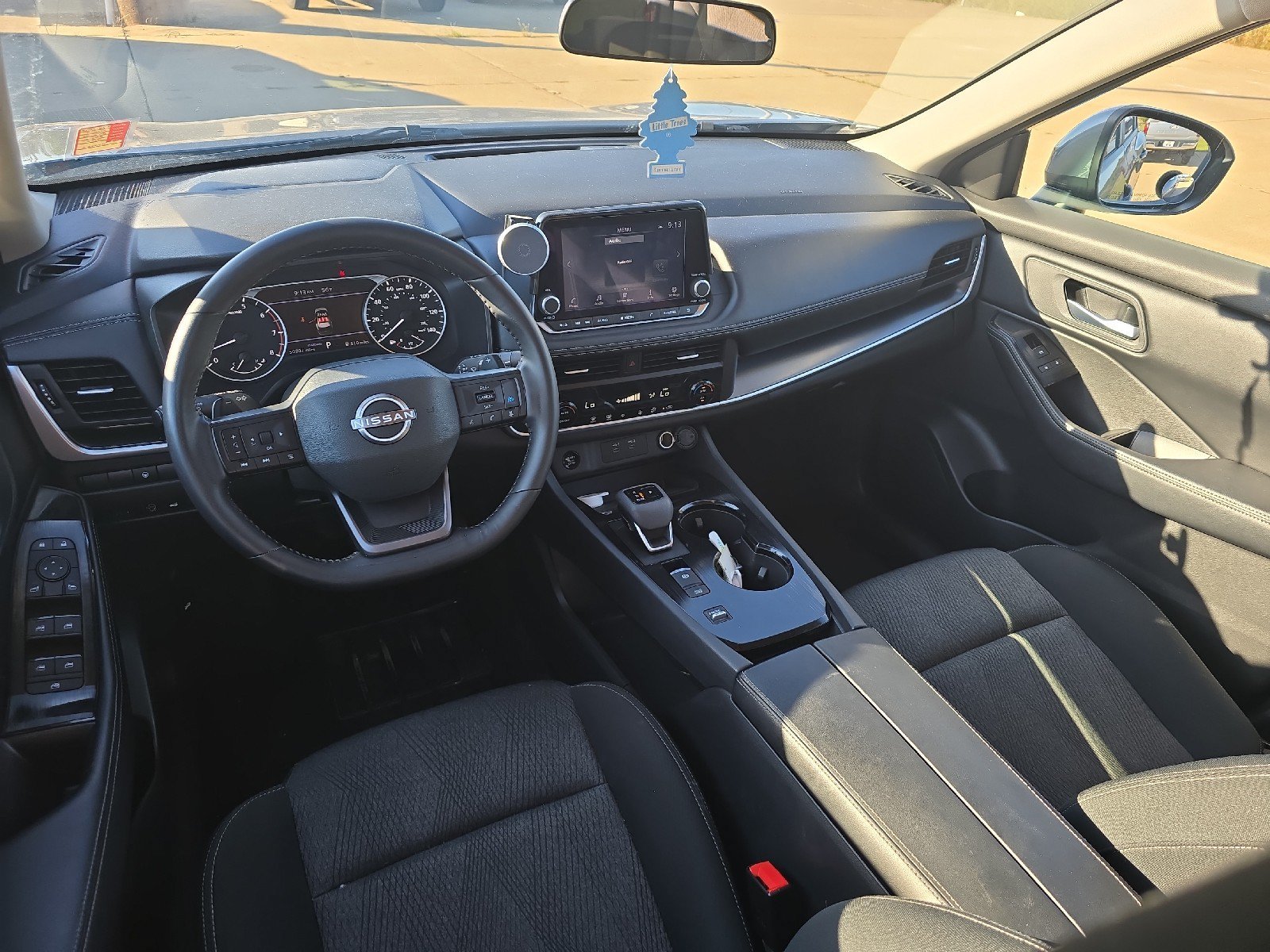 Used 2025 Nissan Rogue SV FWD image 3
