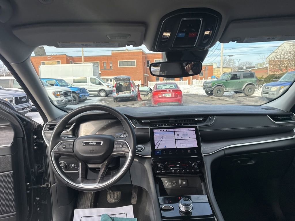 Used 2023 Jeep Grand Cherokee Limited image 2