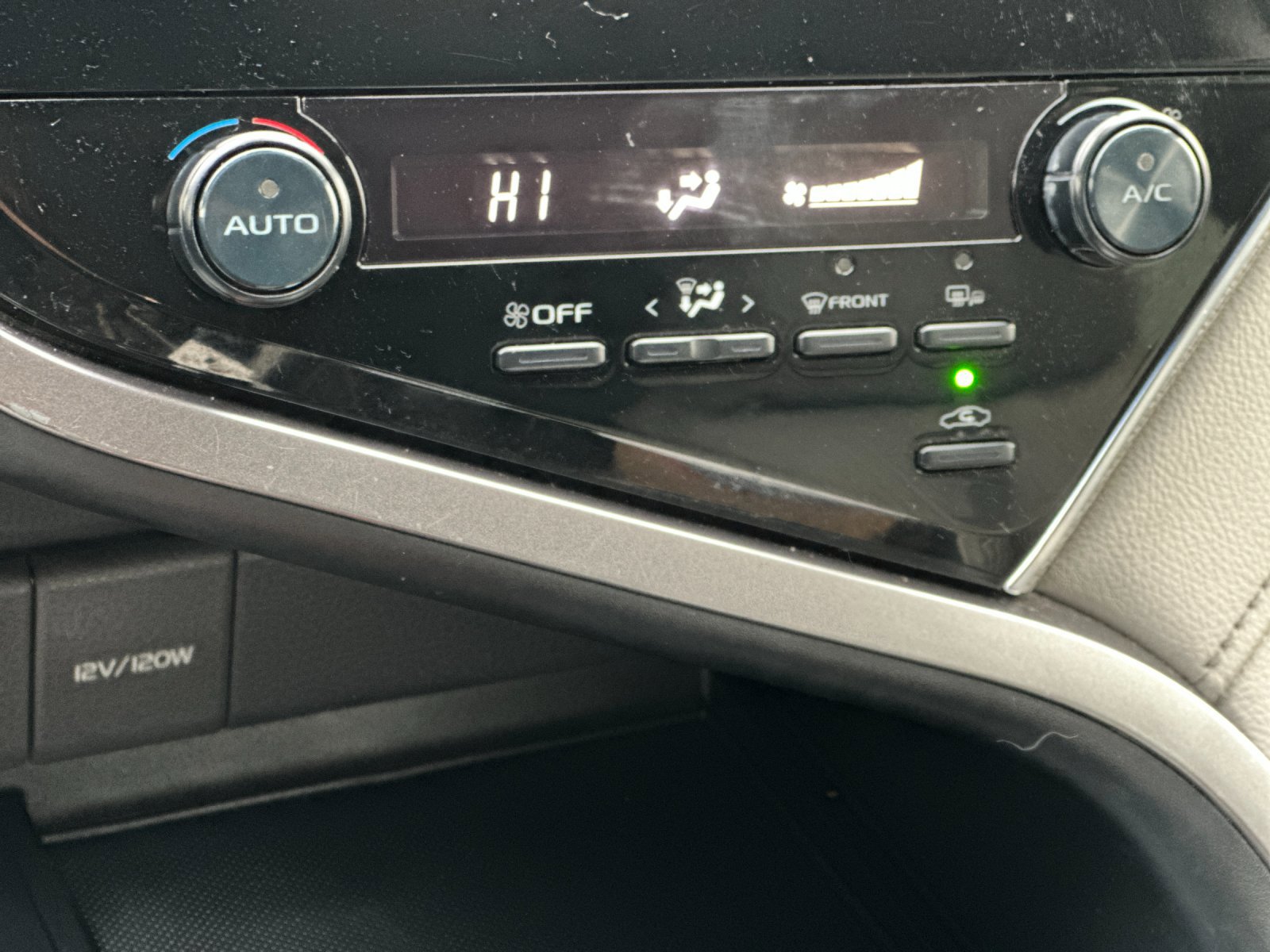 Used 2018 Toyota Camry image 19