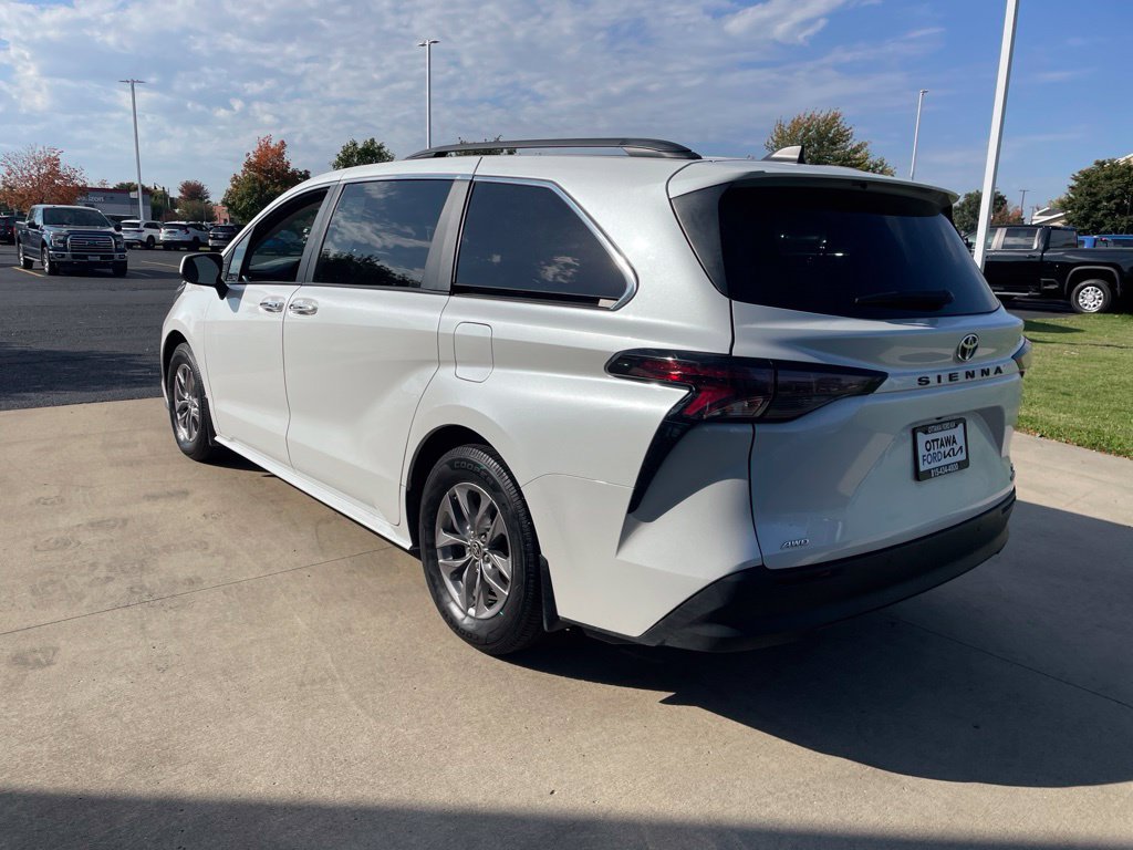 Used 2023 Toyota Sienna XLE AWD/4WD image 7