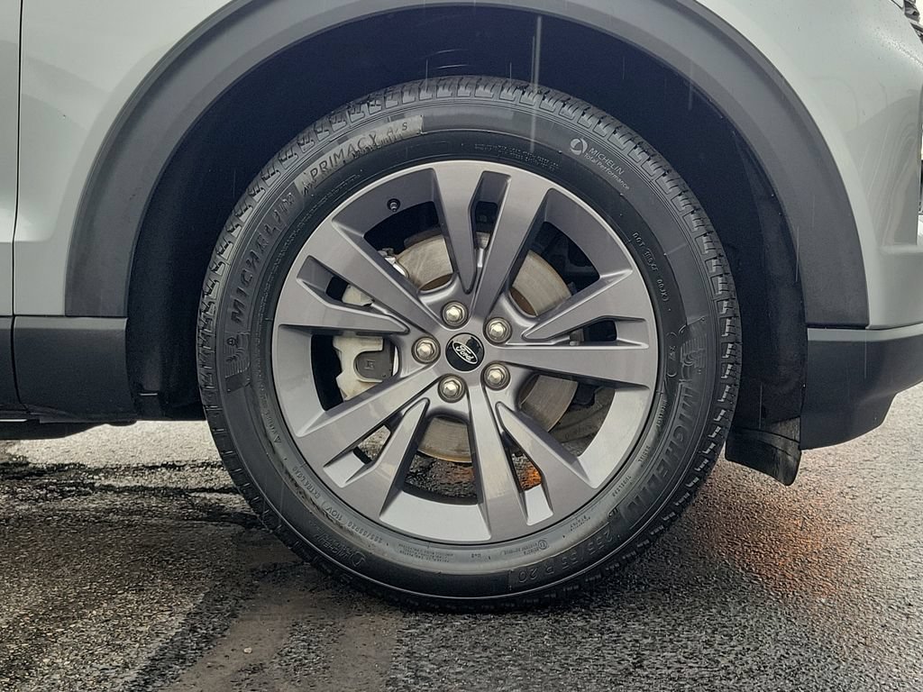 Certified 2023 Ford Explorer XLT w/ Equipment Group 202A AWD/4WD image 9