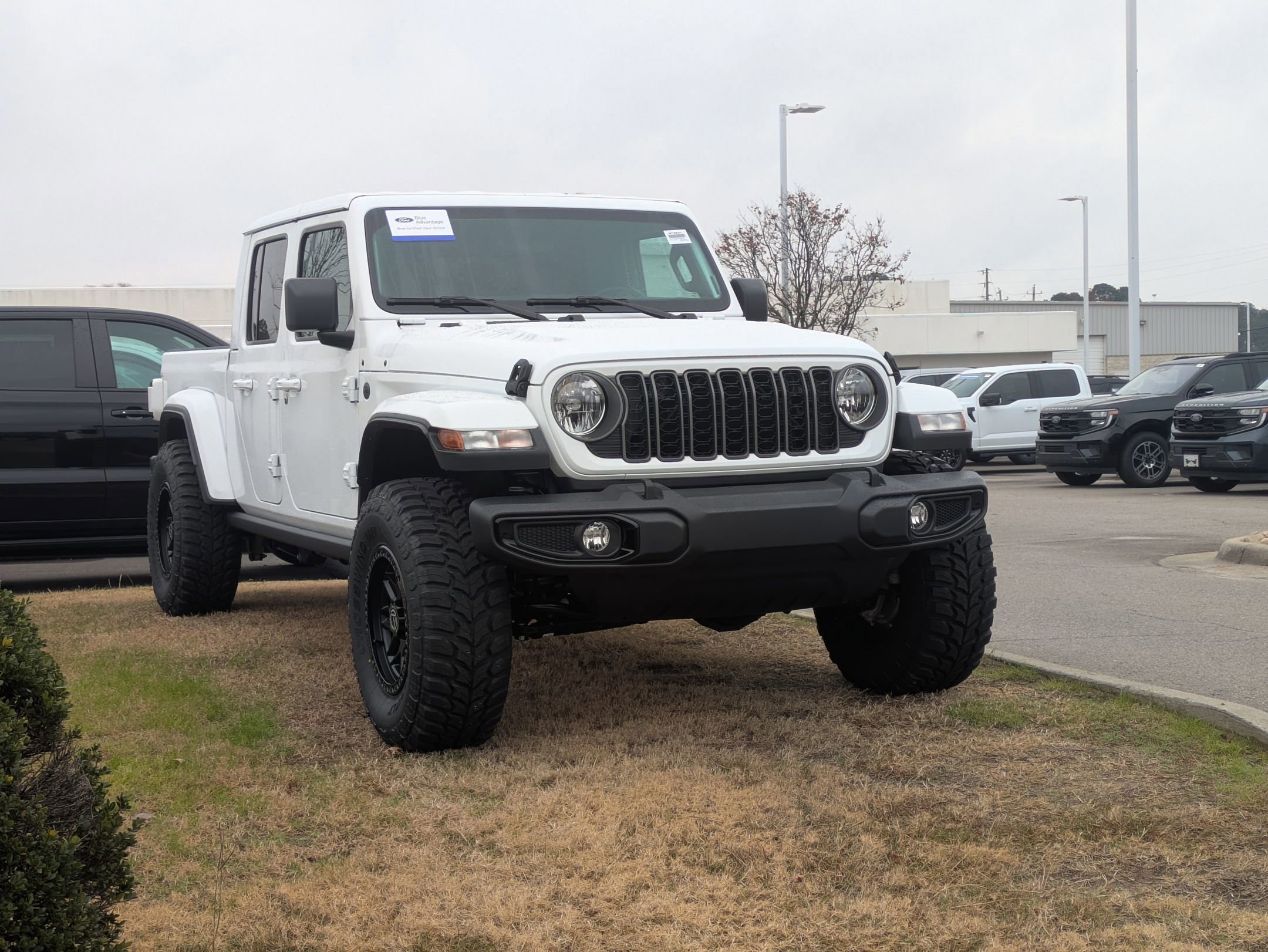 Used 2025 Jeep Gladiator Sport image 7
