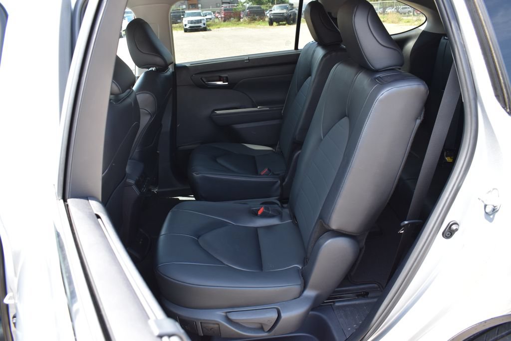 Used 2025 Toyota Highlander XLE AWD/4WD image 7
