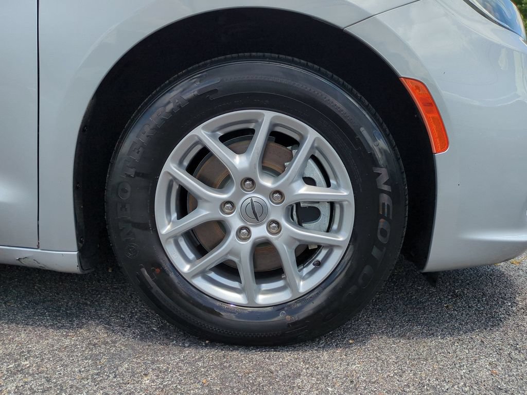 Used 2023 Chrysler Pacifica Touring-L FWD image 13