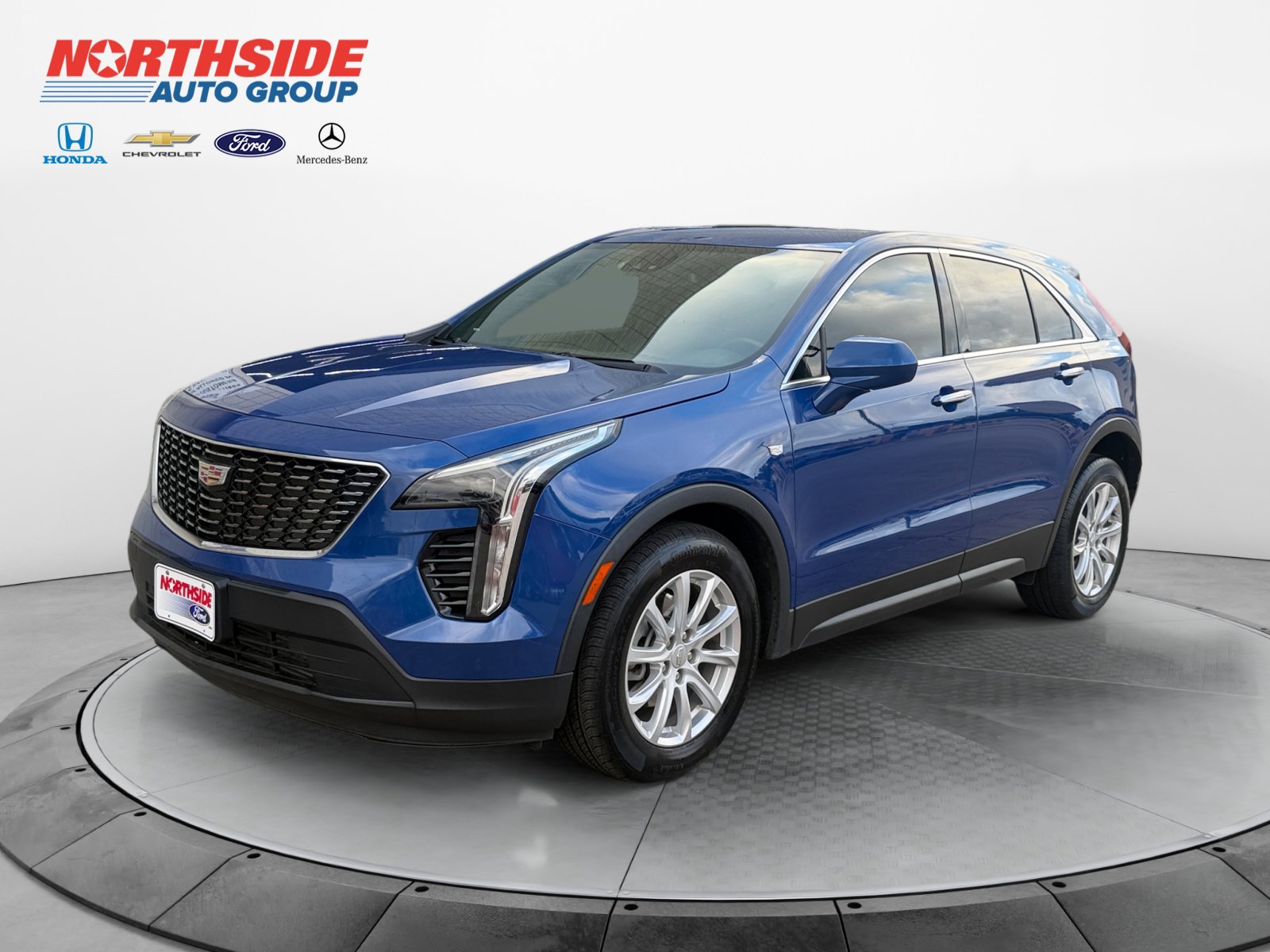 Used 2023 Cadillac XT4 Luxury w/ Cold Weather Package FWD image 3