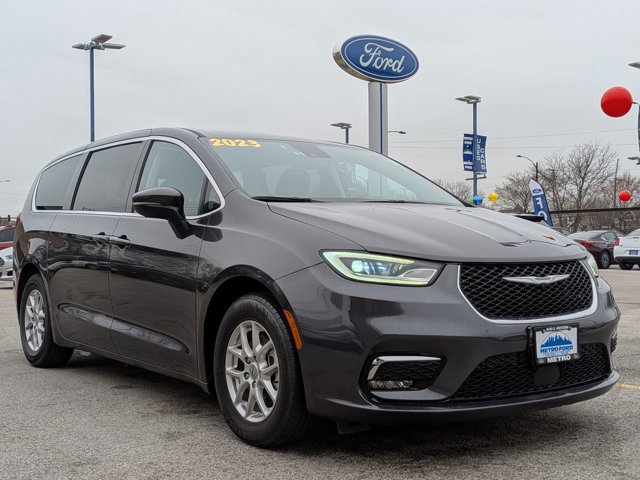 Used 2023 Chrysler Pacifica Touring-L FWD image 2