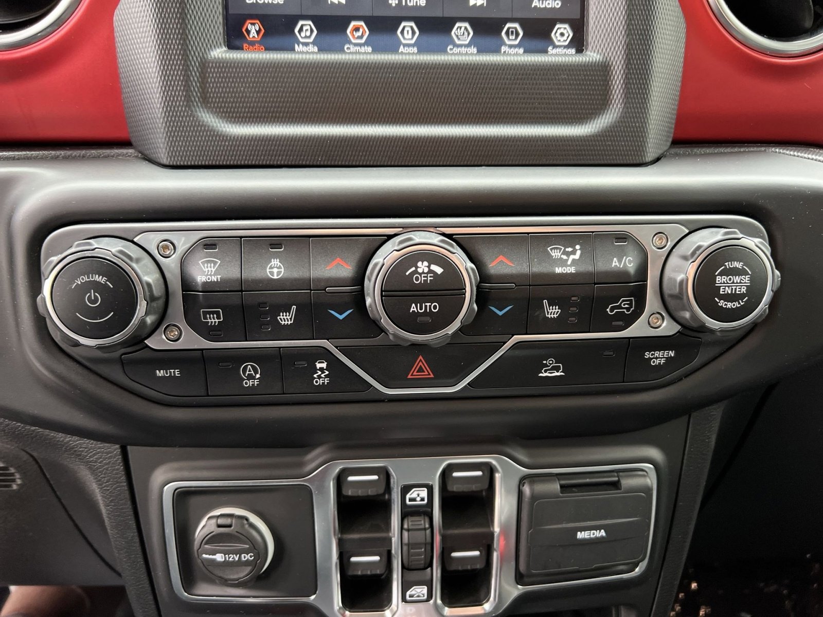 Used 2021 Jeep Wrangler Unlimited Rubicon w/ Cold Weather Group AWD/4WD image 28