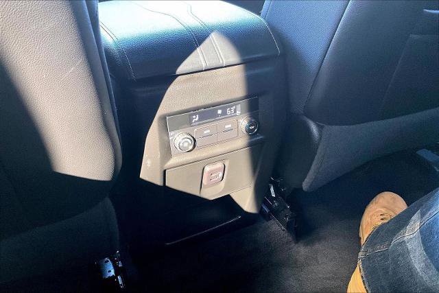 Used 2023 Chevrolet Traverse LT image 37