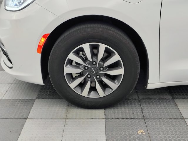 Used 2024 Chrysler Pacifica Limited FWD image 9