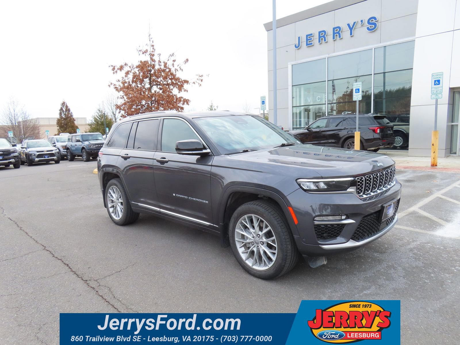 Used 2023 Jeep Grand Cherokee Summit w/ Luxury Tech Group V image 8