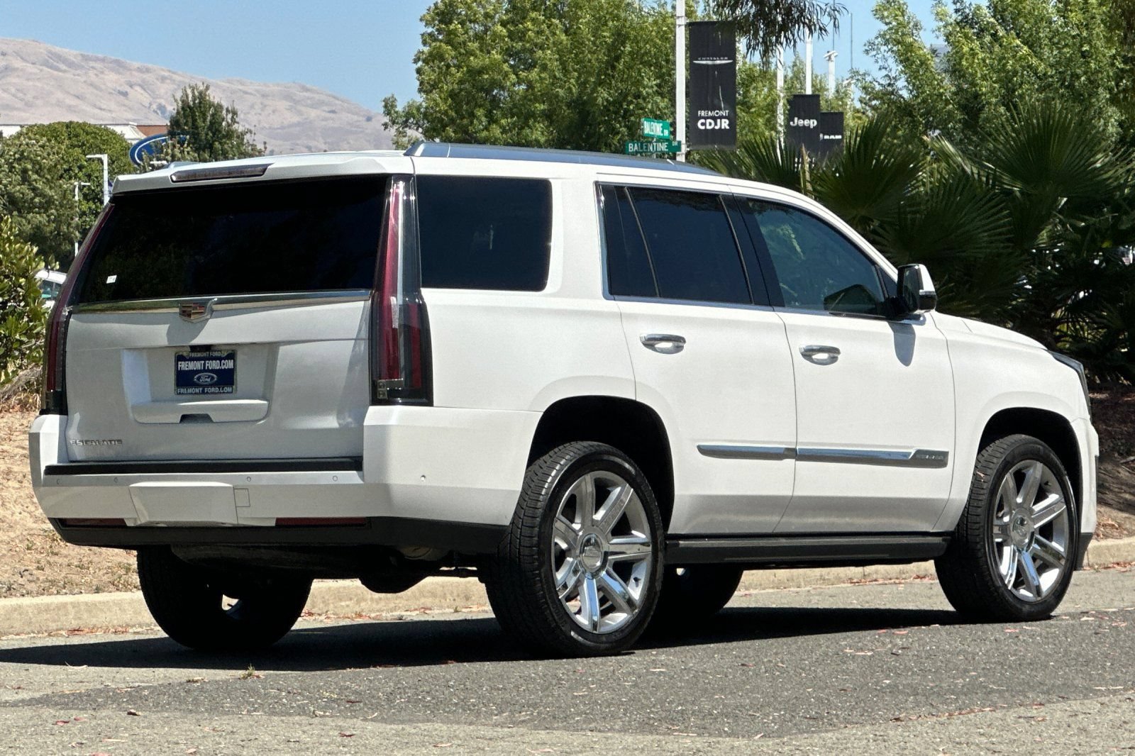 Used 2018 Cadillac Escalade Premium Luxury AWD/4WD image 3