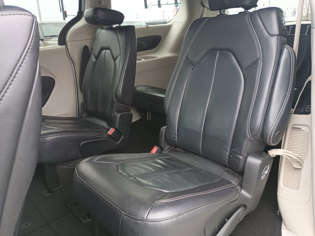 Used 2022 Chrysler Pacifica Touring-L w/ Uconnect Theater Family Group image 28