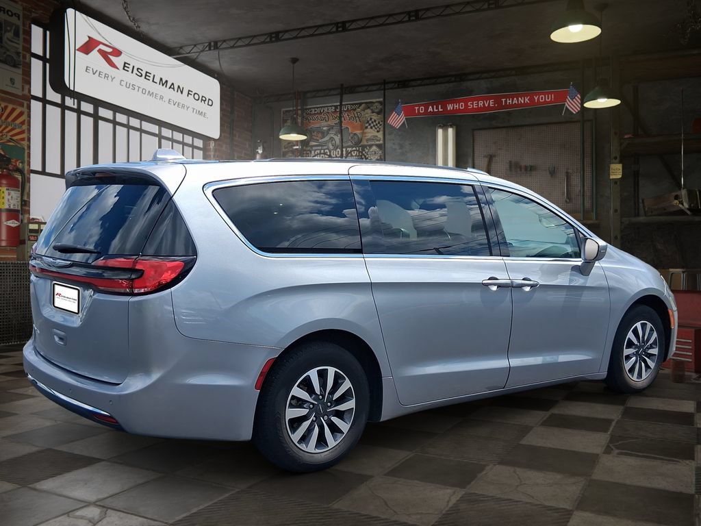 Used 2021 Chrysler Pacifica Touring-L FWD image 6