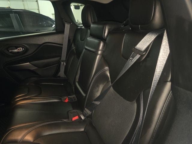 Used 2019 Jeep Cherokee Latitude Plus w/ Cold Weather Group AWD/4WD image 16