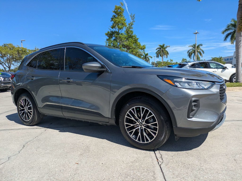 Certified 2024 Ford Escape SE w/ Class II Trailer Tow Package FWD image 2