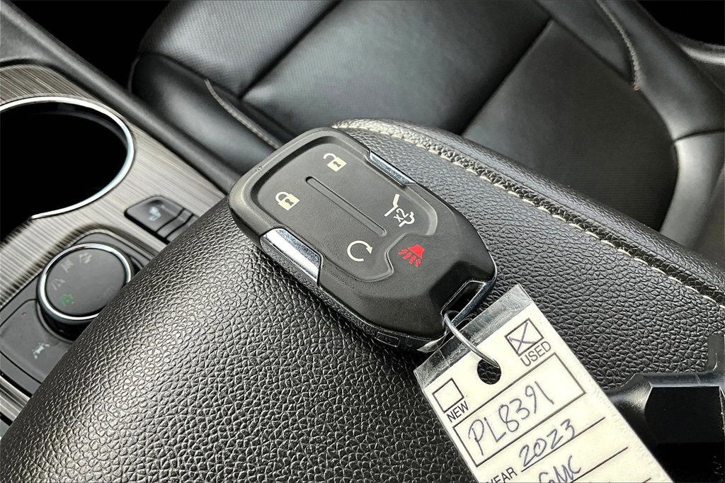 Used 2023 GMC Acadia SLT image 13