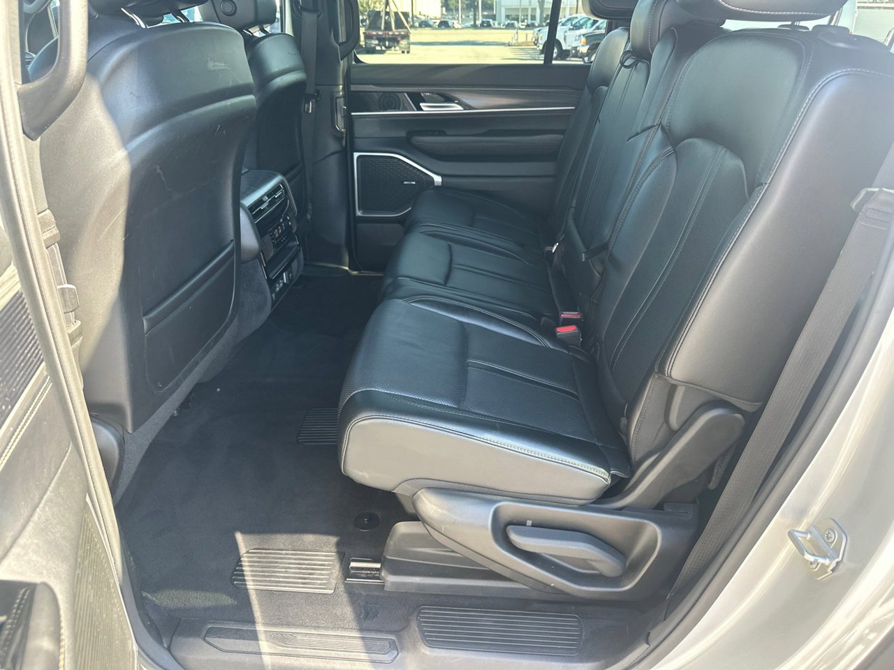Used 2024 Jeep Wagoneer L Series II w/ Flexible Seating Group RWD image 23
