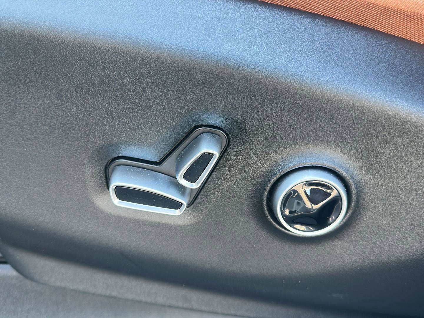 Used 2026 Chrysler Pacifica Pinnacle w/ Trailer Tow Group image 13