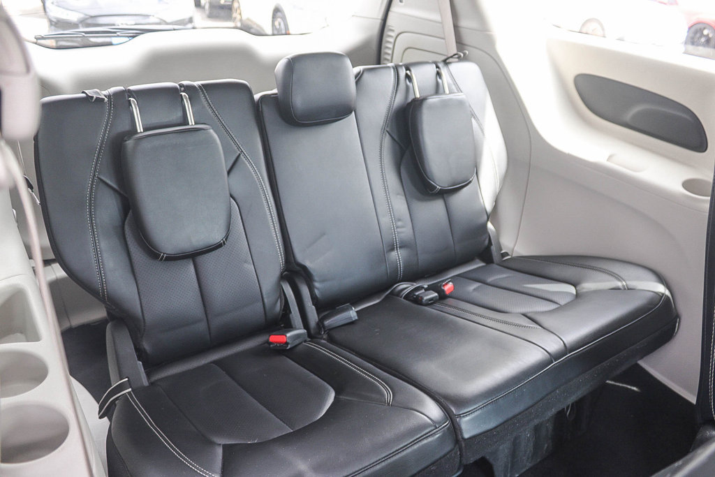 Used 2023 Chrysler Pacifica Touring-L FWD image 19