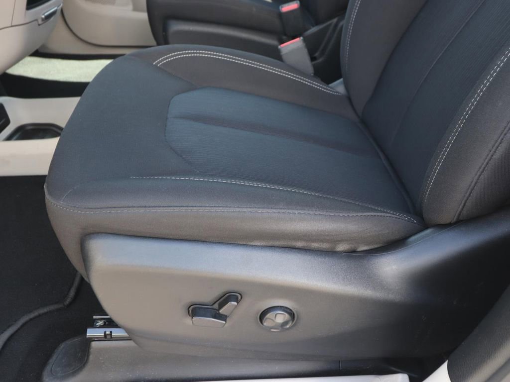 Used 2023 Chrysler Voyager LX FWD image 16