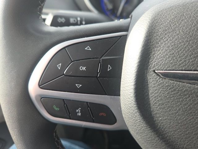Used 2023 Chrysler Pacifica Touring-L FWD image 39