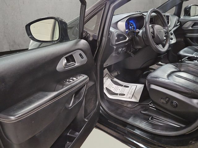 Used 2022 Chrysler Pacifica Touring-L w/ S Appearance Package AWD/4WD image 11