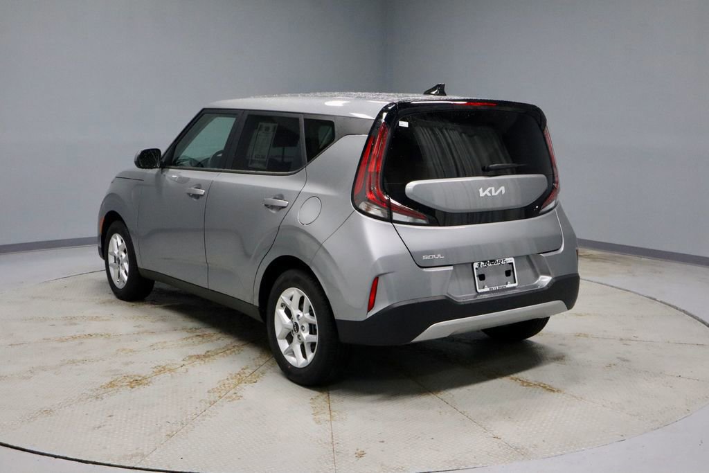 Used 2025 Kia Soul LX image 3