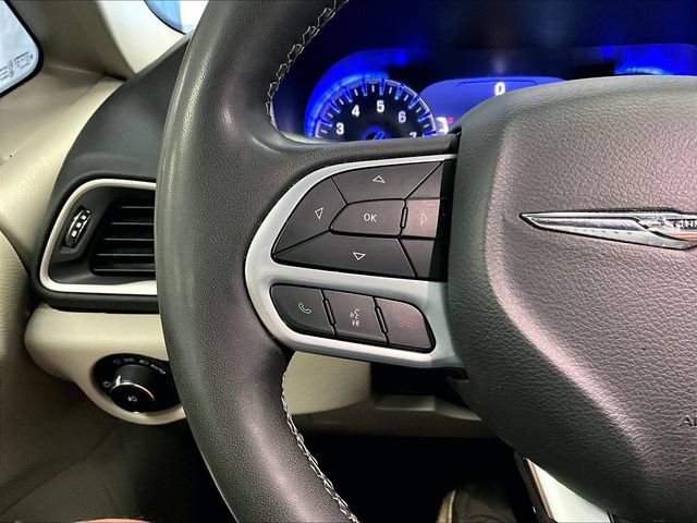 Used 2023 Chrysler Pacifica Touring-L FWD image 17