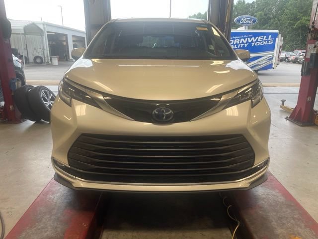 Used 2021 Toyota Sienna Limited FWD image 1