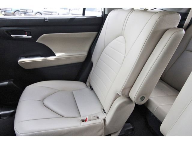 Used 2023 Toyota Highlander XLE FWD image 11