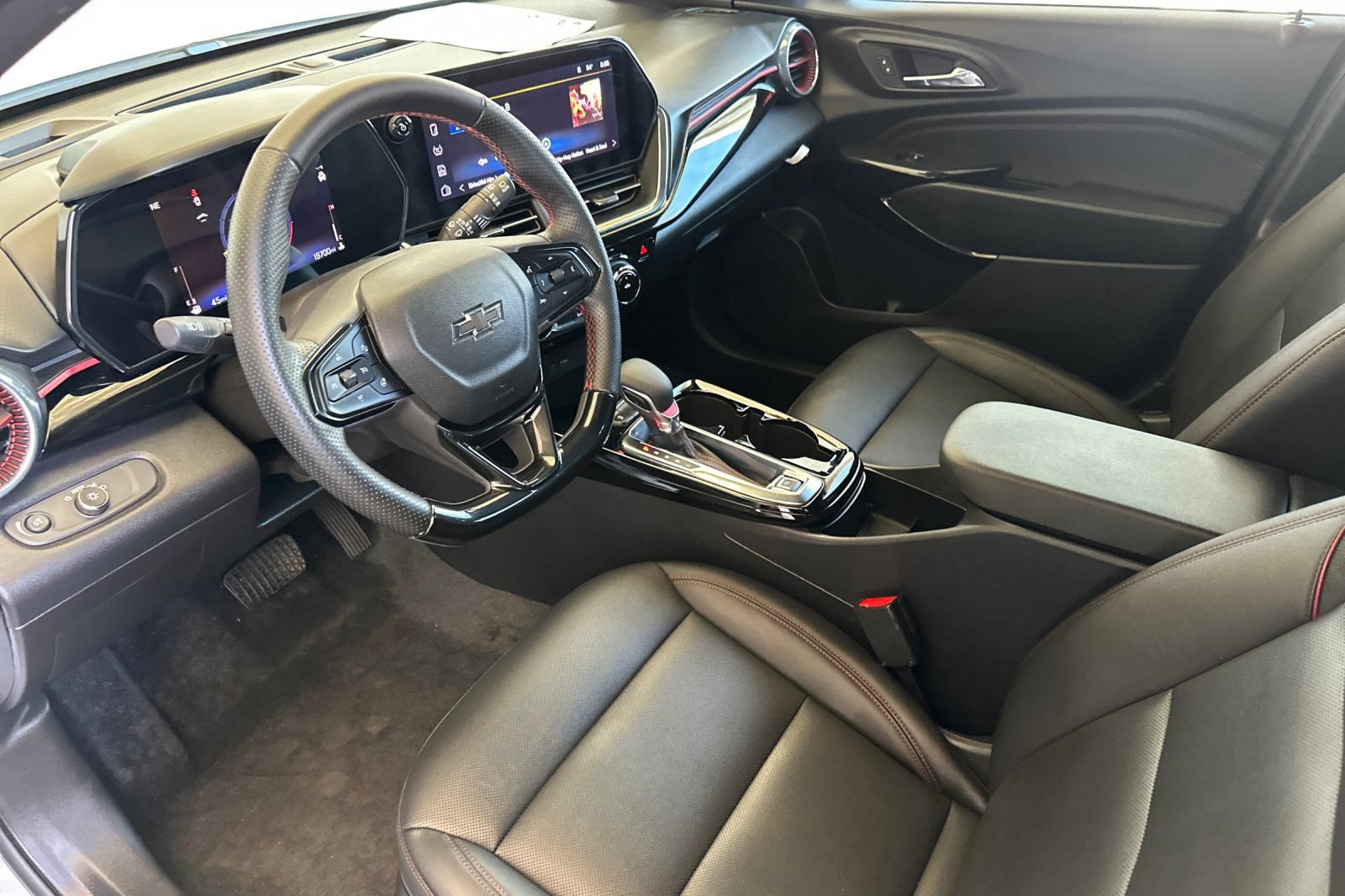 Used 2025 Chevrolet Trax RS w/ Driver Confidence Package FWD image 9