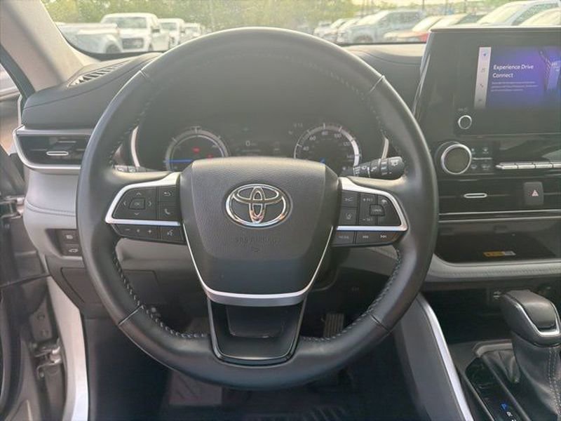 Used 2023 Toyota Highlander XLE FWD image 6