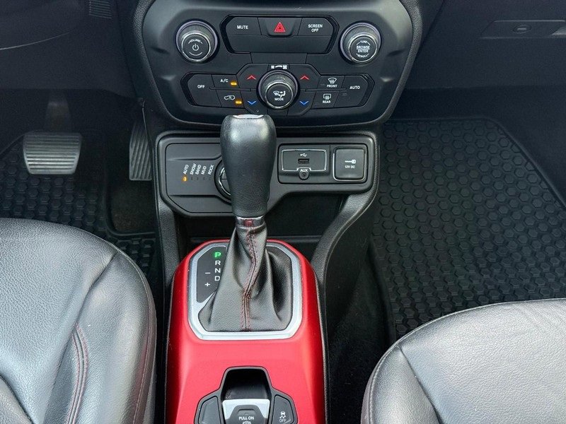 Used 2018 Jeep Renegade Trailhawk image 12